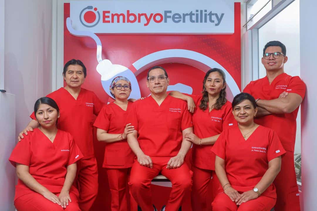 Equipo de especialistas en reproducción asistida y fertilidad de la clínica EmbryoFertility en Lima, Perú.